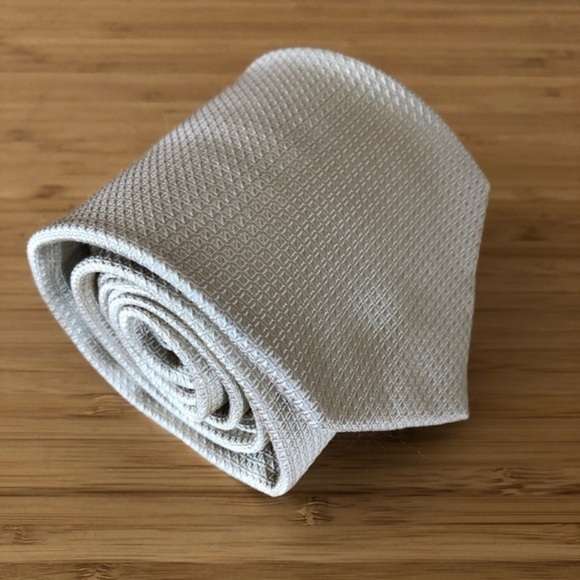 Giorgio Armani Silk Tie In Beautiful Cream! - Picture 2 of 6